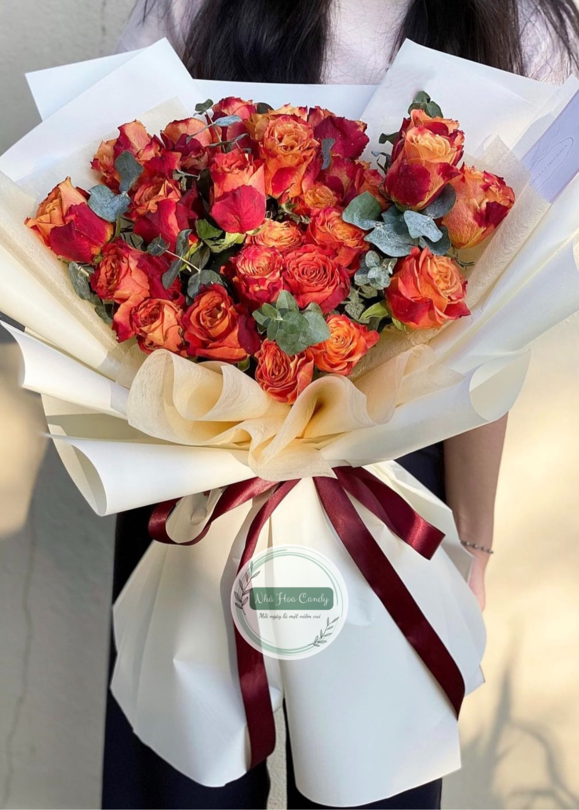 Bên cạnh anh