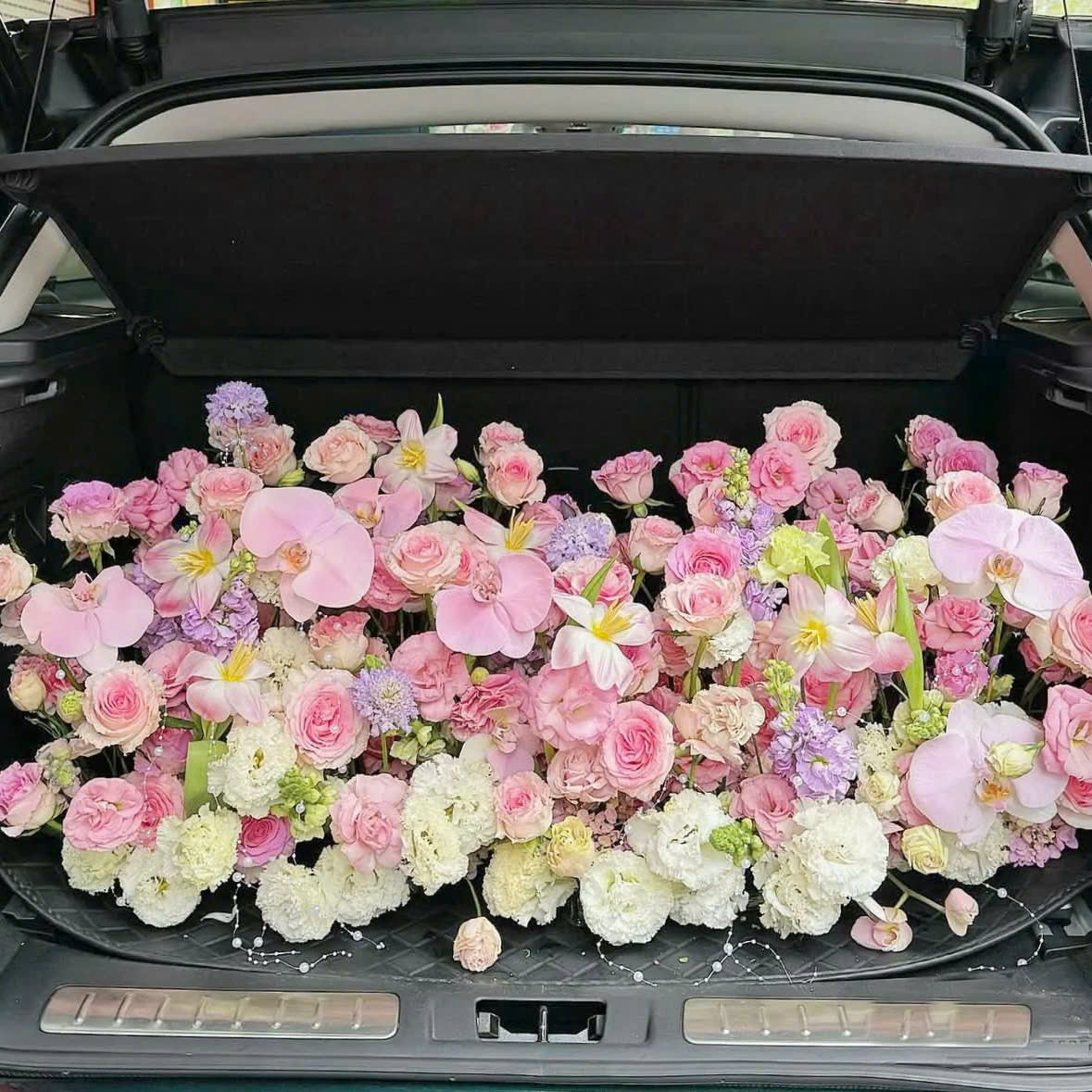 Trang trí hoa cốp xe oto Bling Bling